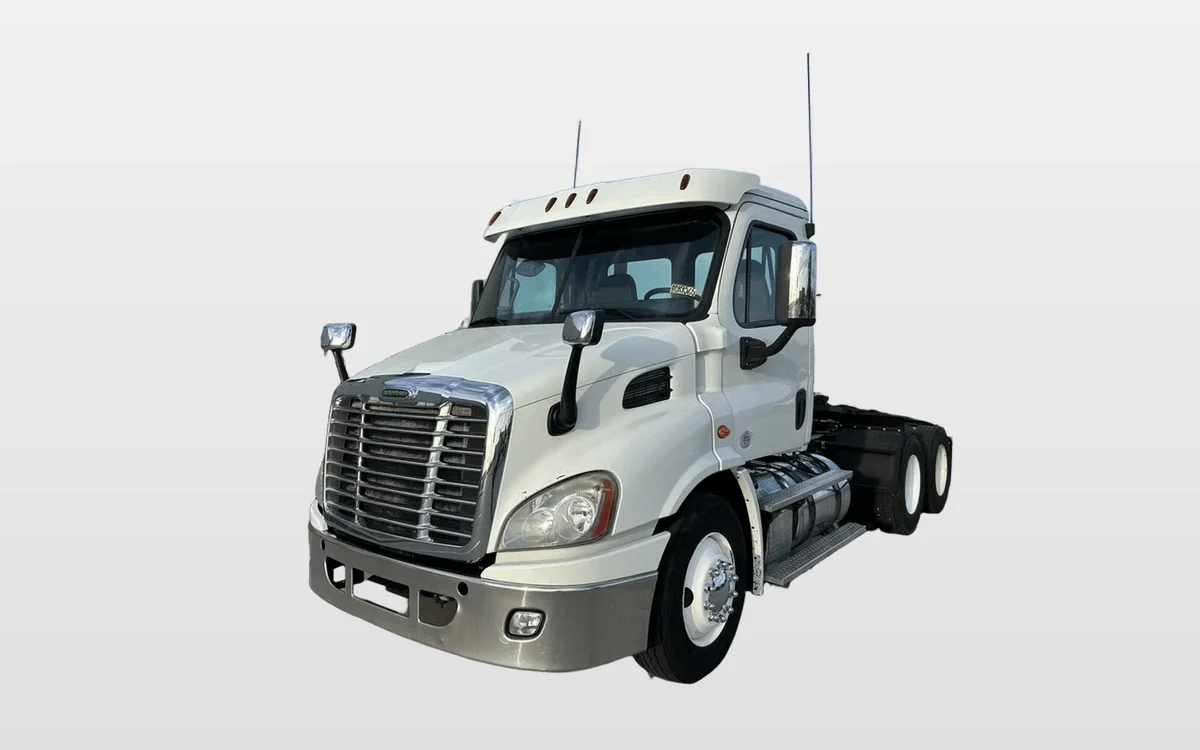 2015 Freightliner Cascadia - image 1