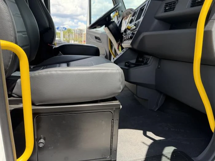 2027 Peterbilt 548 — photo 17