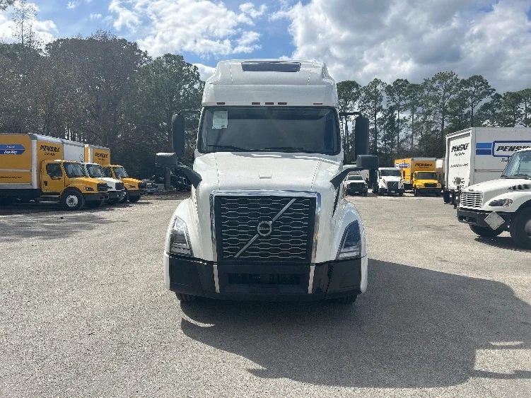 2022 Volvo VNL 760 - image 2