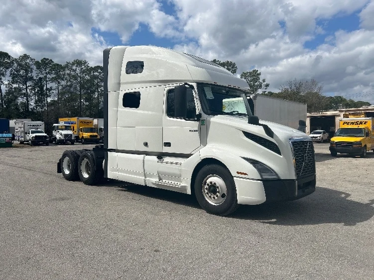 2022 Volvo VNL 760 - image 1