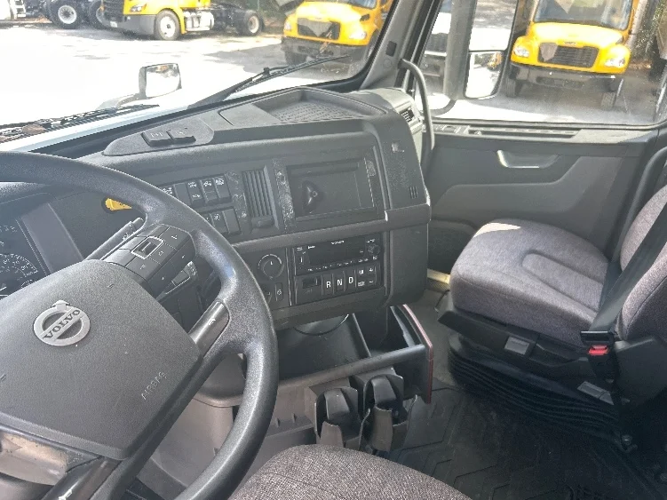 2022 Volvo VNL 760 - image 10