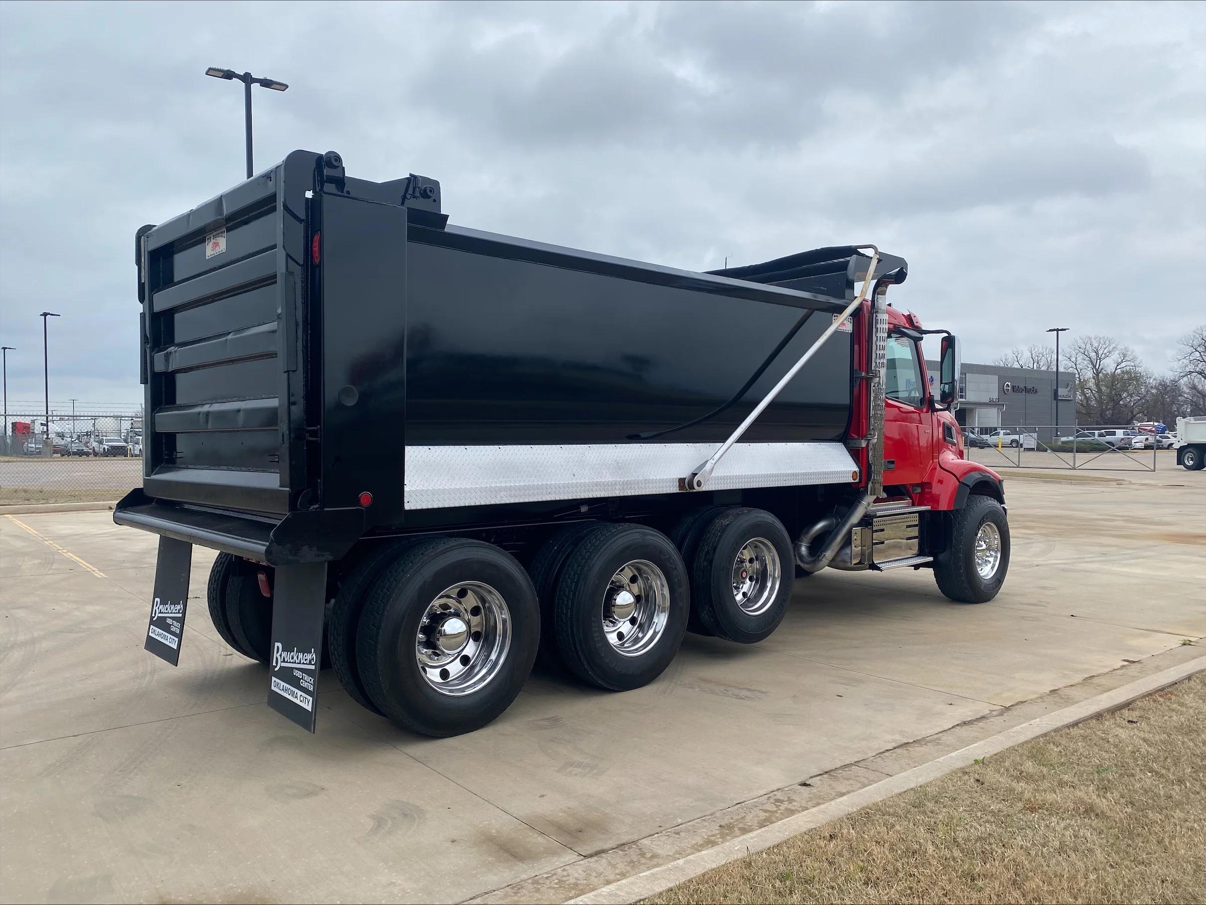 2023 Volvo VHD 300 in Oklahoma City, TX — photo 5