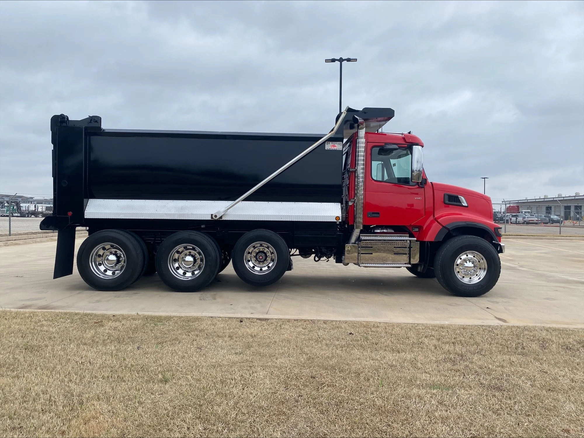 2023 Volvo VHD 300 in Oklahoma City, TX — photo 4