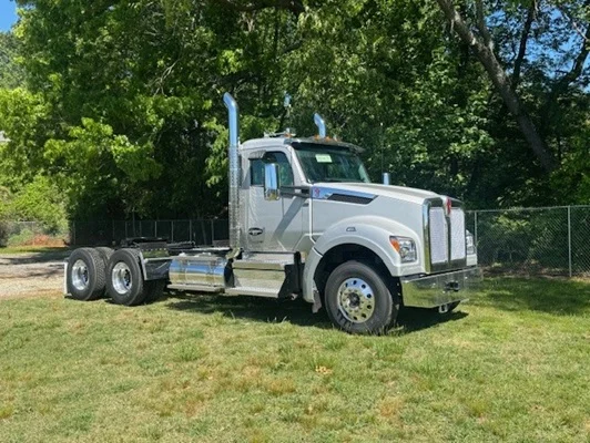 2027 Kenworth T880