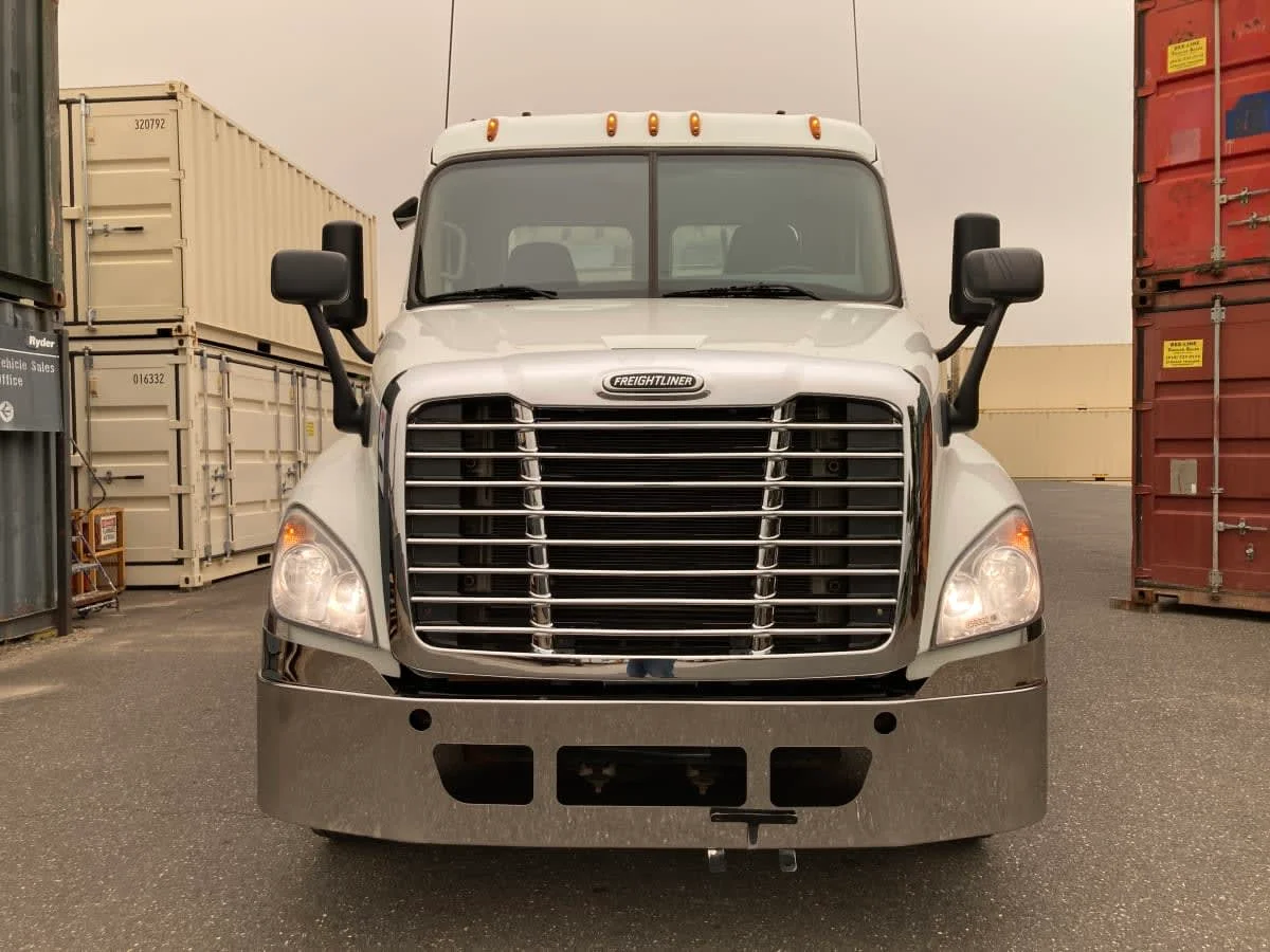 2019 Freightliner Cascadia in Springfield, MA — photo 2