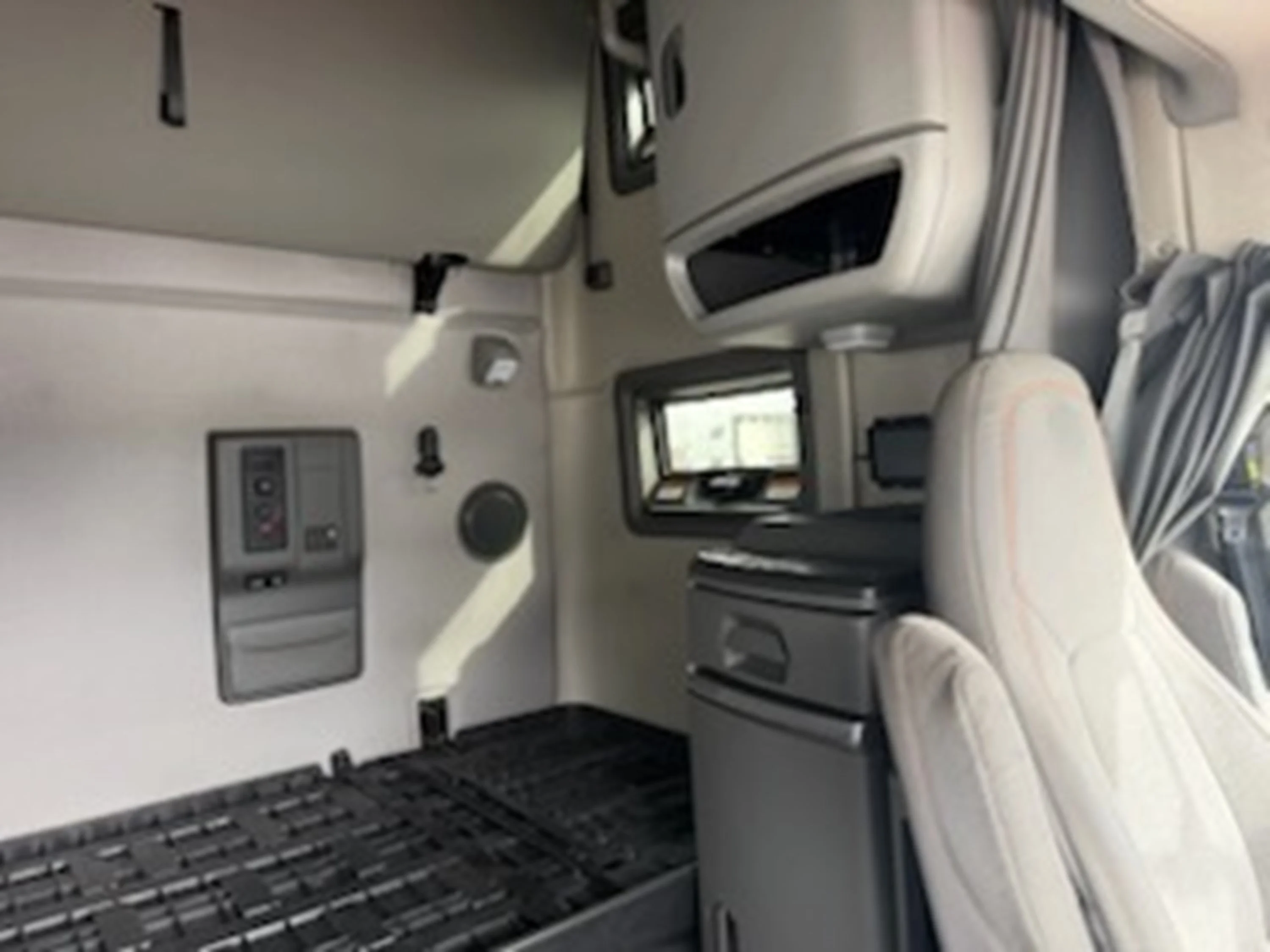 2021 Volvo VNL 760 - image 9