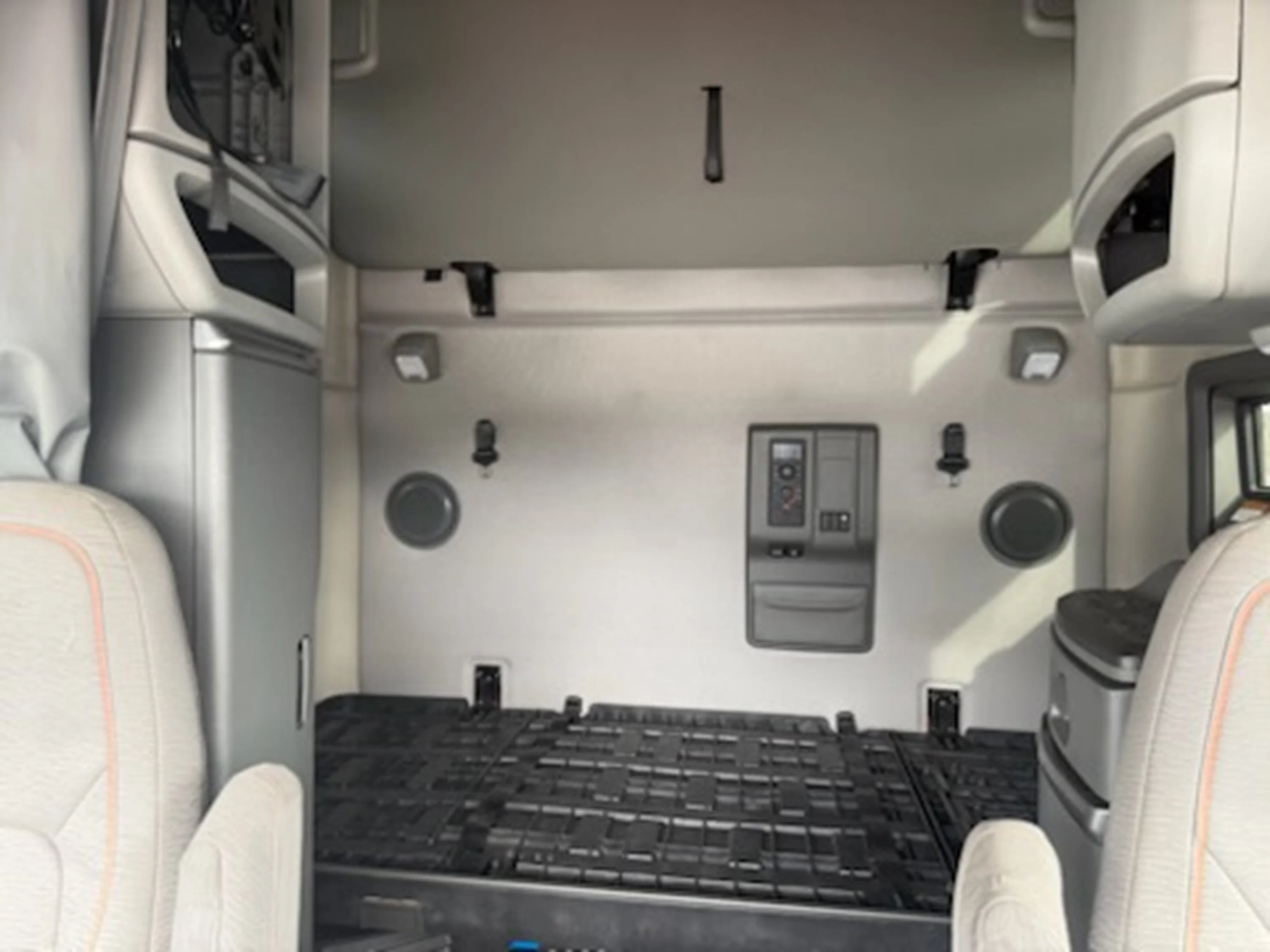 2021 Volvo VNL 760 - image 11