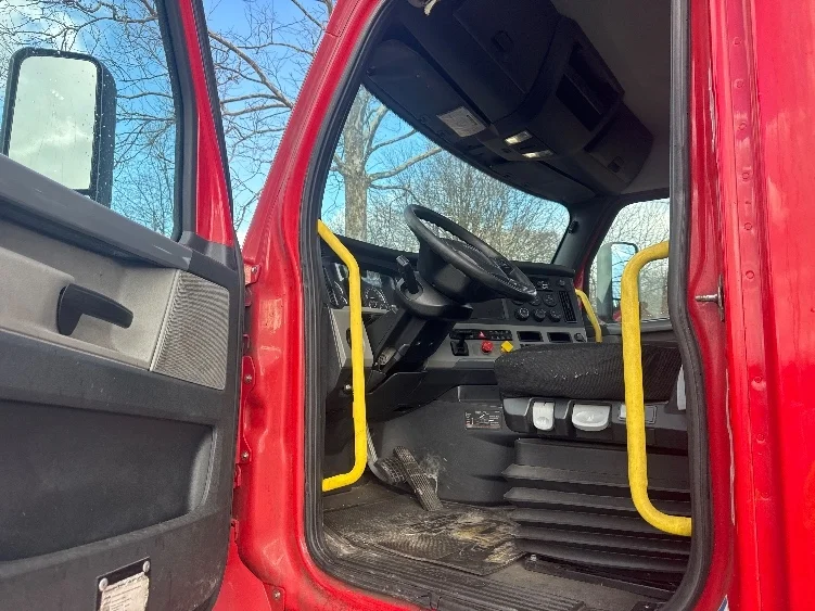 2019 Freightliner Cascadia - image 9