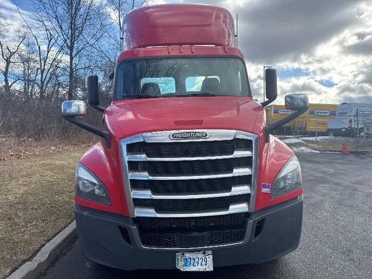 2019 Freightliner Cascadia - image 2