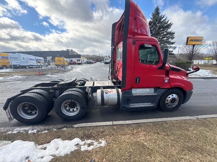 2019 Freightliner Cascadia - image 8