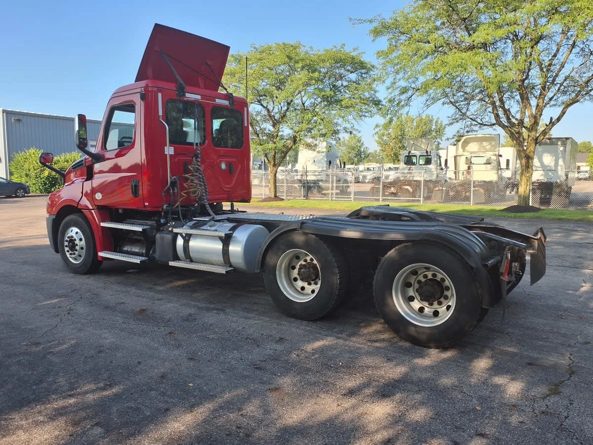 2020 Freightliner Cascadia in Hilliard, OH — photo 6
