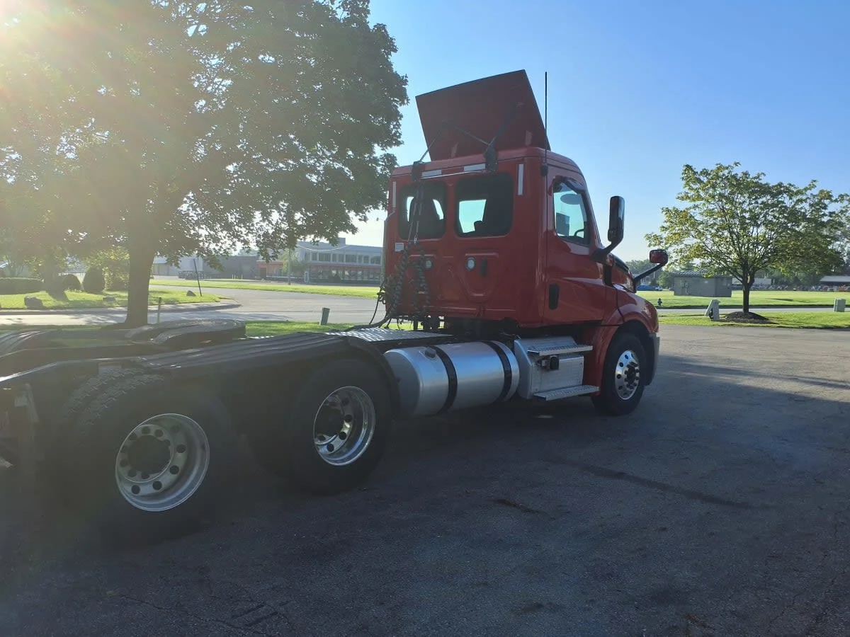 2020 Freightliner Cascadia in Hilliard, OH — photo 4