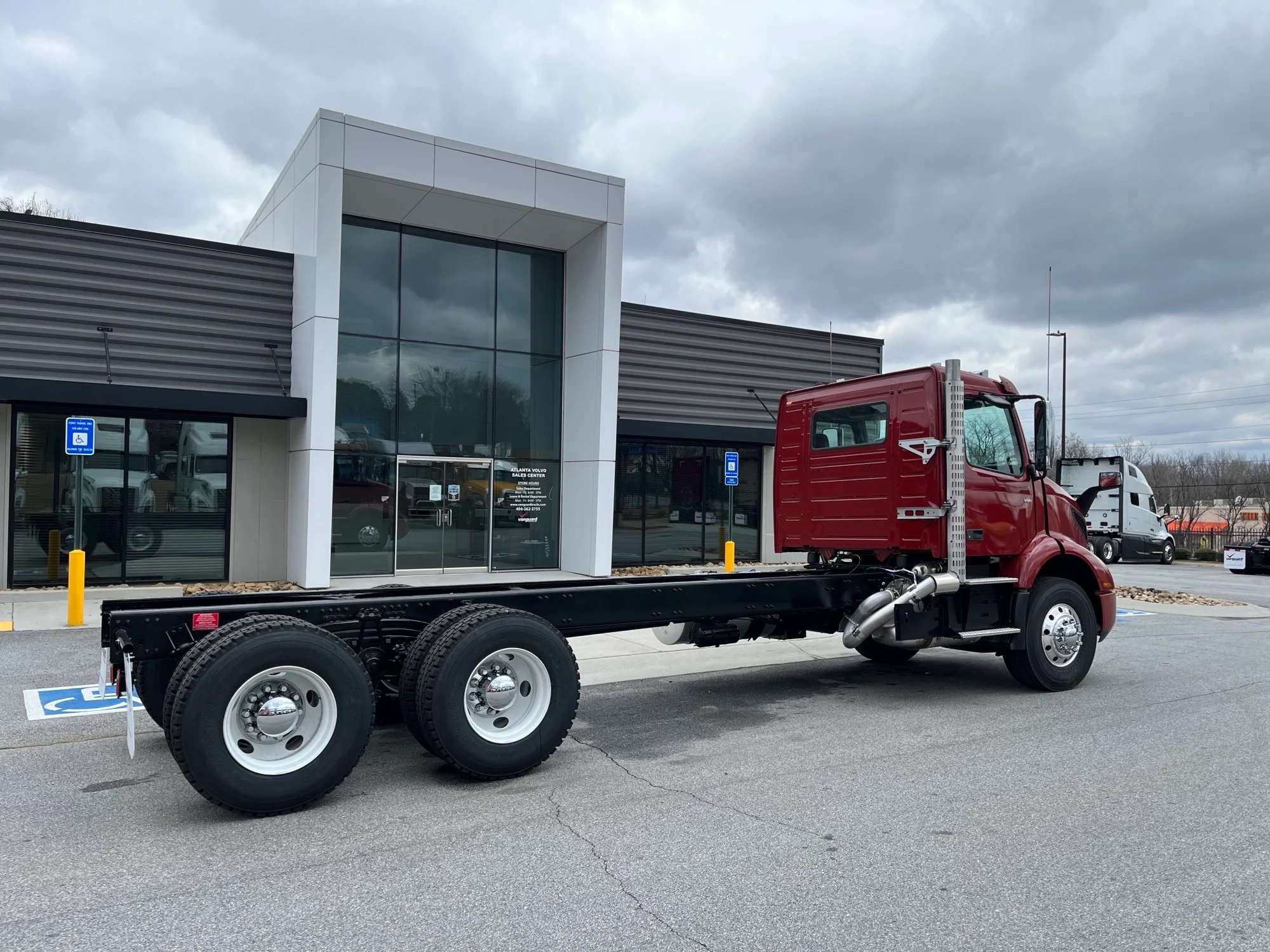 2025 Volvo VNR 640 in Macon, GA — photo 3