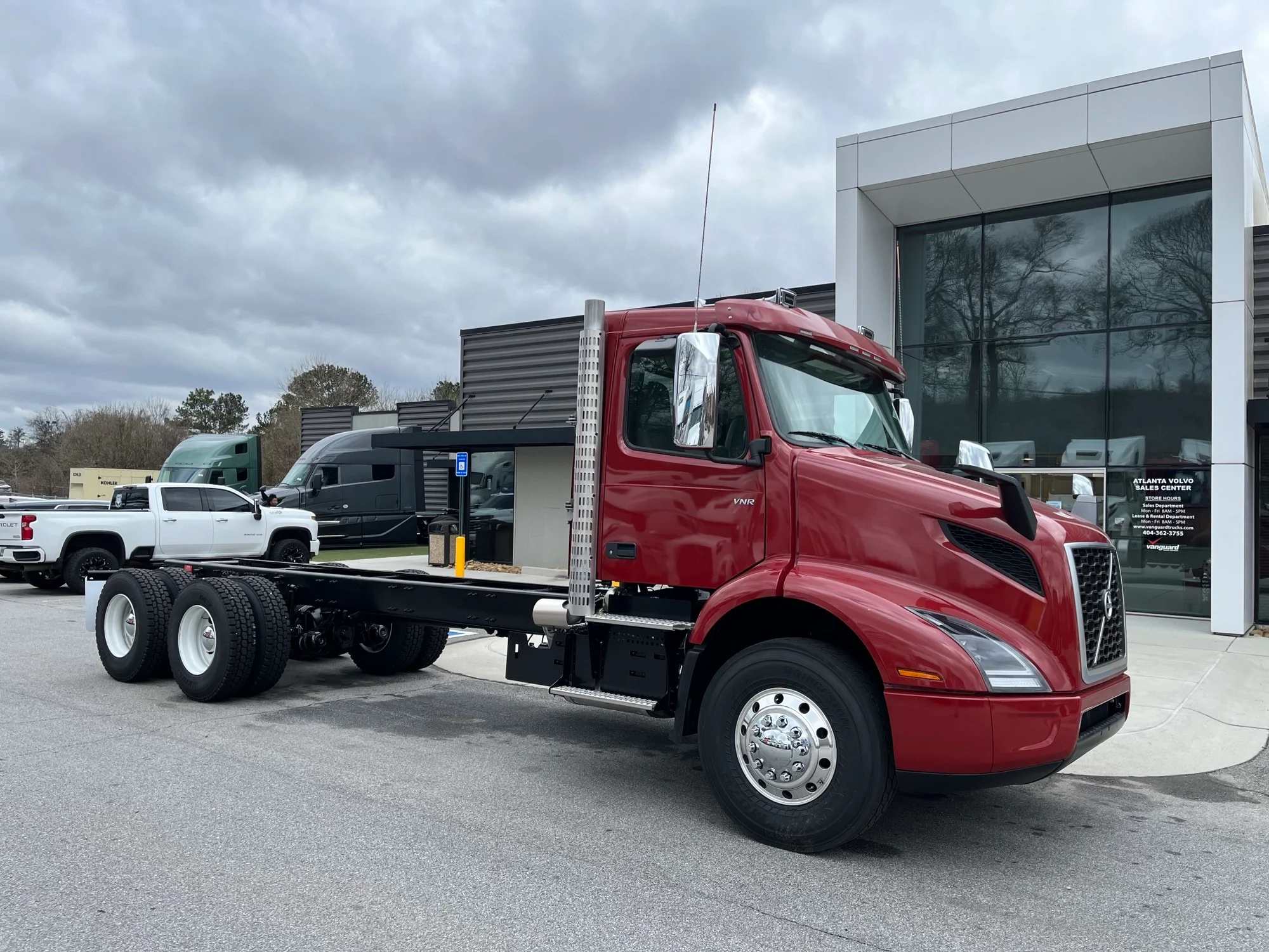 2025 Volvo VNR 640 in Macon, GA — photo 4