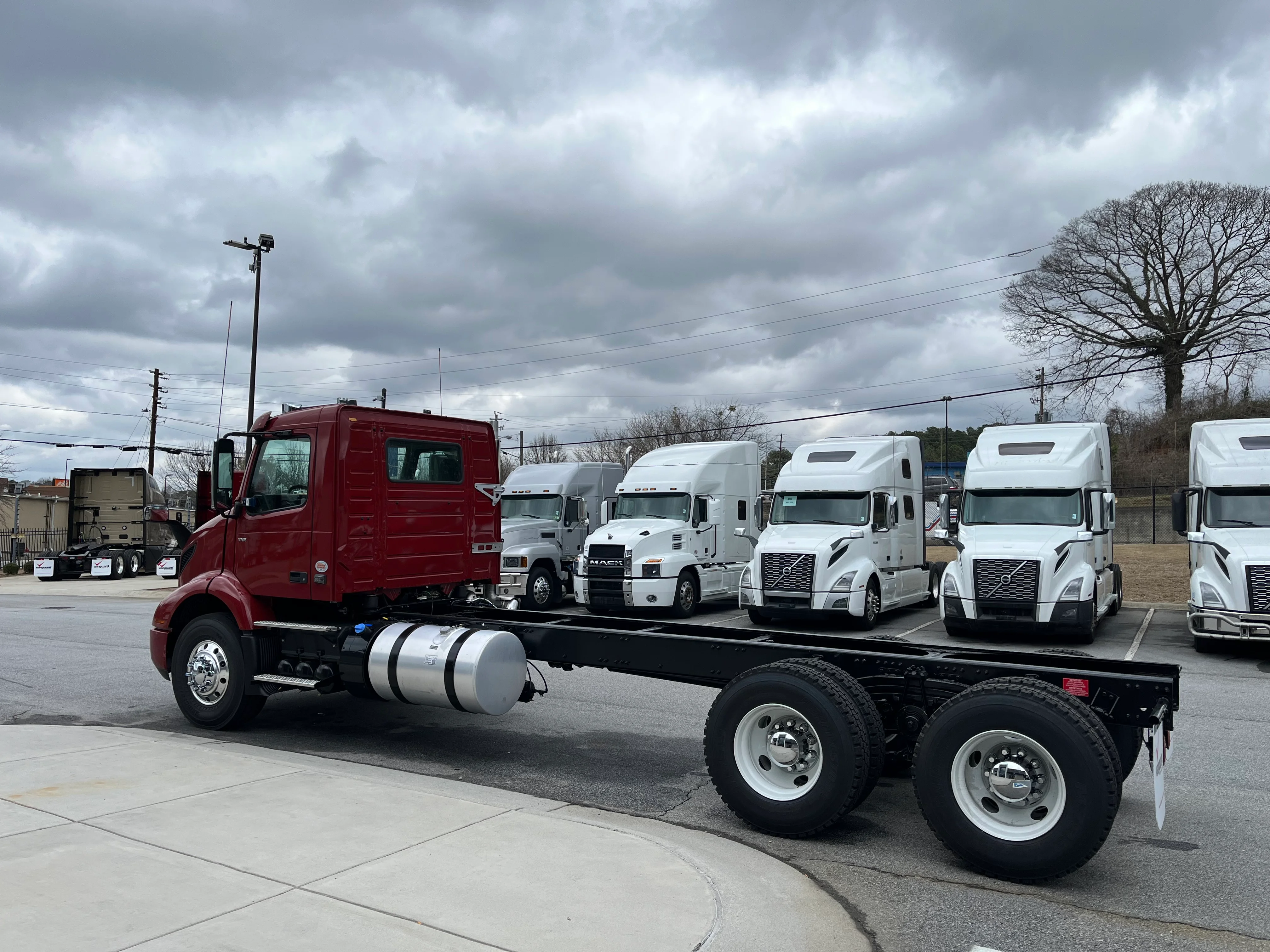 2025 Volvo VNR 640 in Macon, GA — photo 2