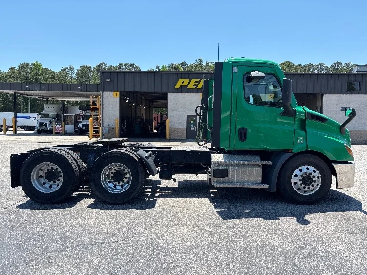 2022 Freightliner Cascadia in Prince George, VA — photo 8