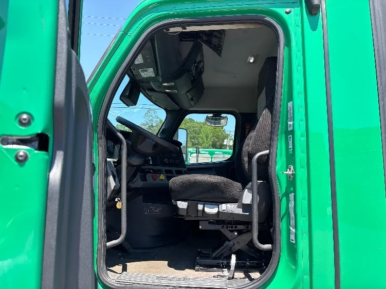 2022 Freightliner Cascadia in Prince George, VA — photo 9