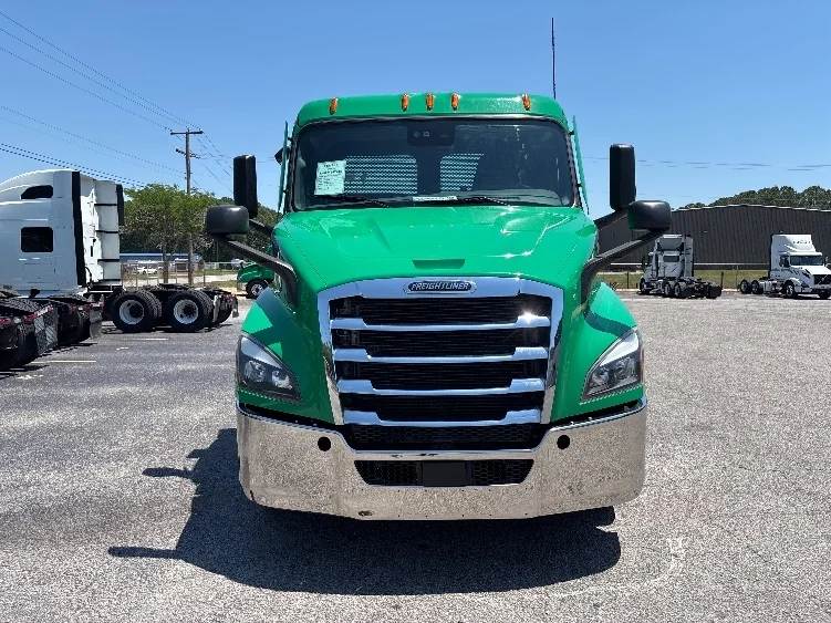 2022 Freightliner Cascadia in Prince George, VA — photo 2