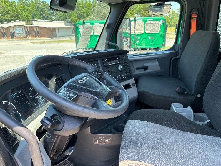 2022 Freightliner Cascadia in Prince George, VA — photo 10