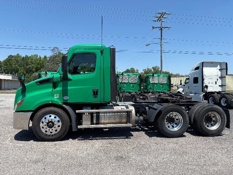 2022 Freightliner Cascadia in Prince George, VA — photo 4