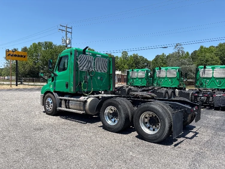 2022 Freightliner Cascadia in Prince George, VA — photo 5