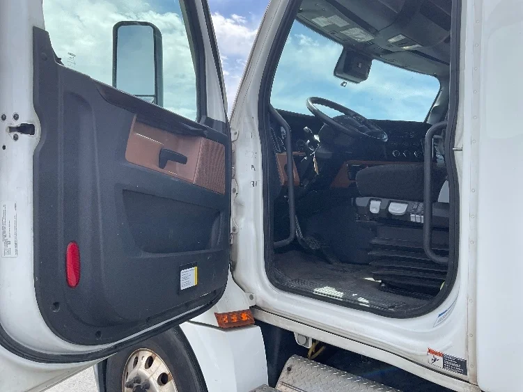 2022 Freightliner Cascadia in Pasco, WA — photo 9