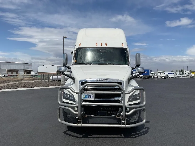 2022 Freightliner Cascadia in Pasco, WA — photo 2