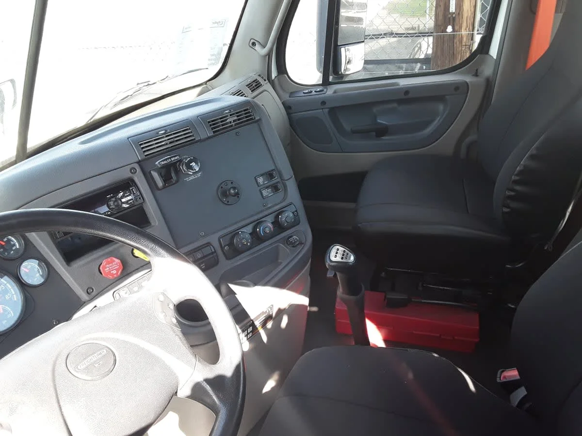 2019 Freightliner Cascadia - image 7