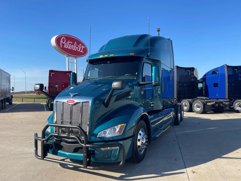 2023 Peterbilt 579 - image 1