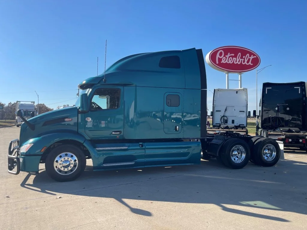 2023 Peterbilt 579 - image 2