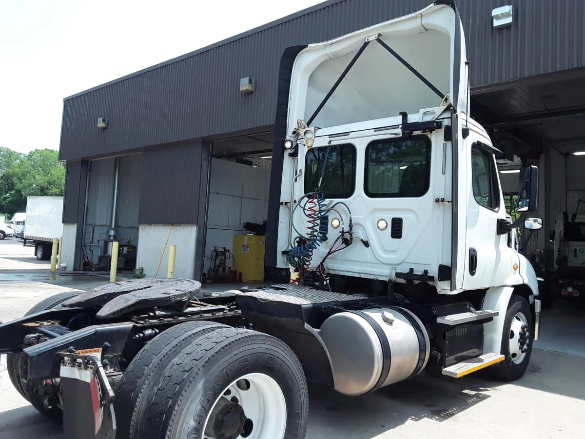 2017 Freightliner Cascadia - image 4