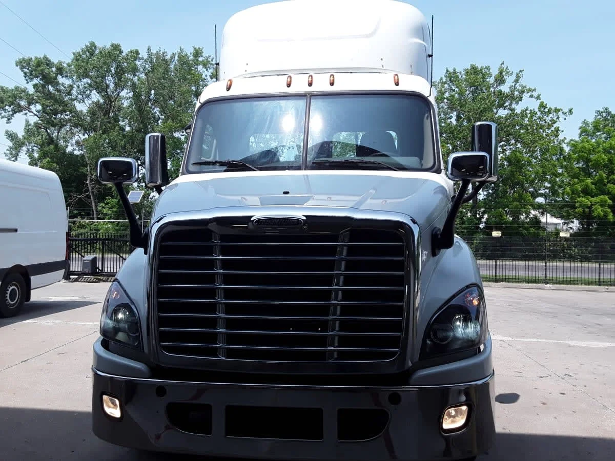 2017 Freightliner Cascadia - image 2