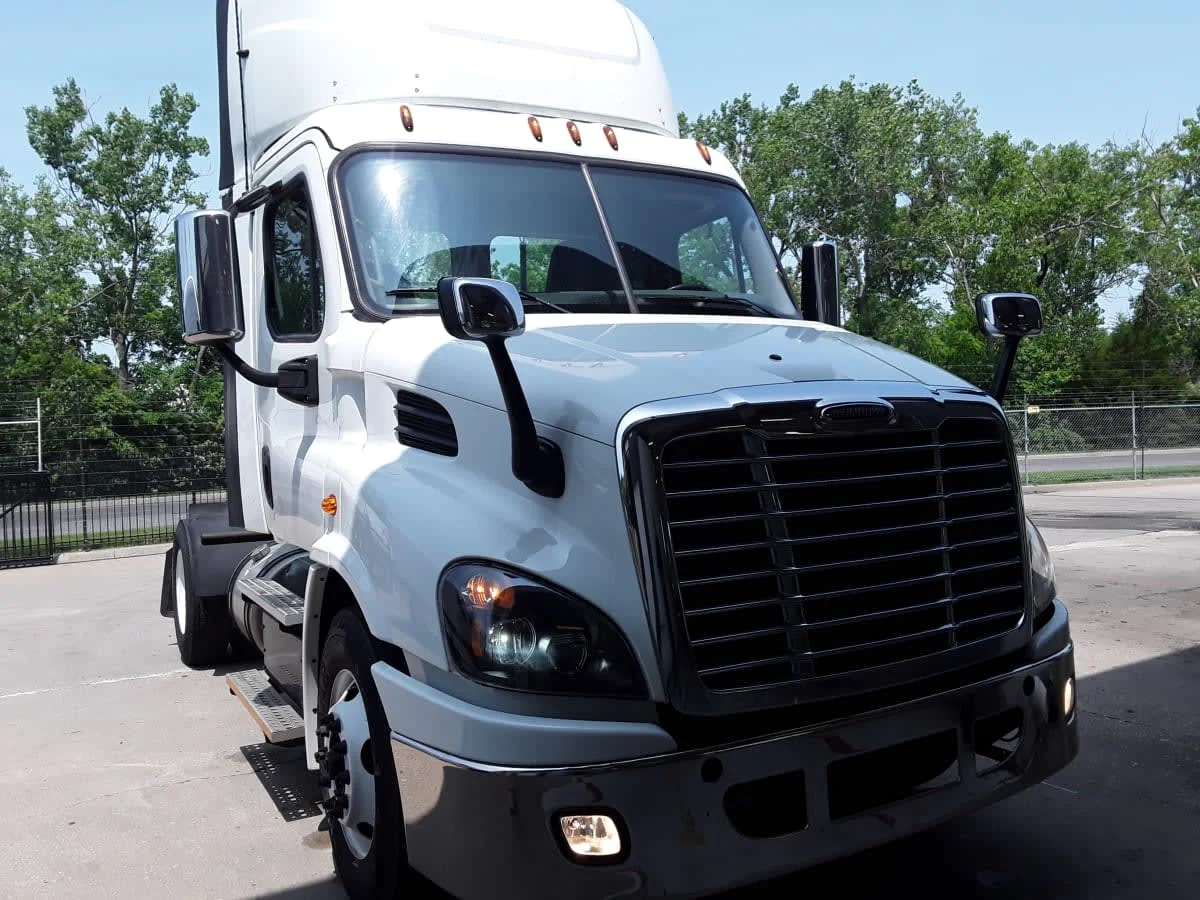 2017 Freightliner Cascadia - image 3