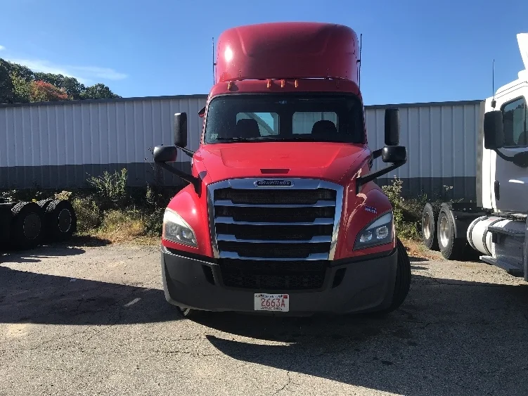 2019 Freightliner Cascadia - image 2