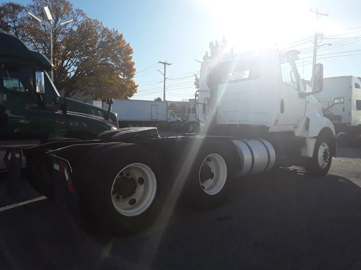 2019 International LT - image 4