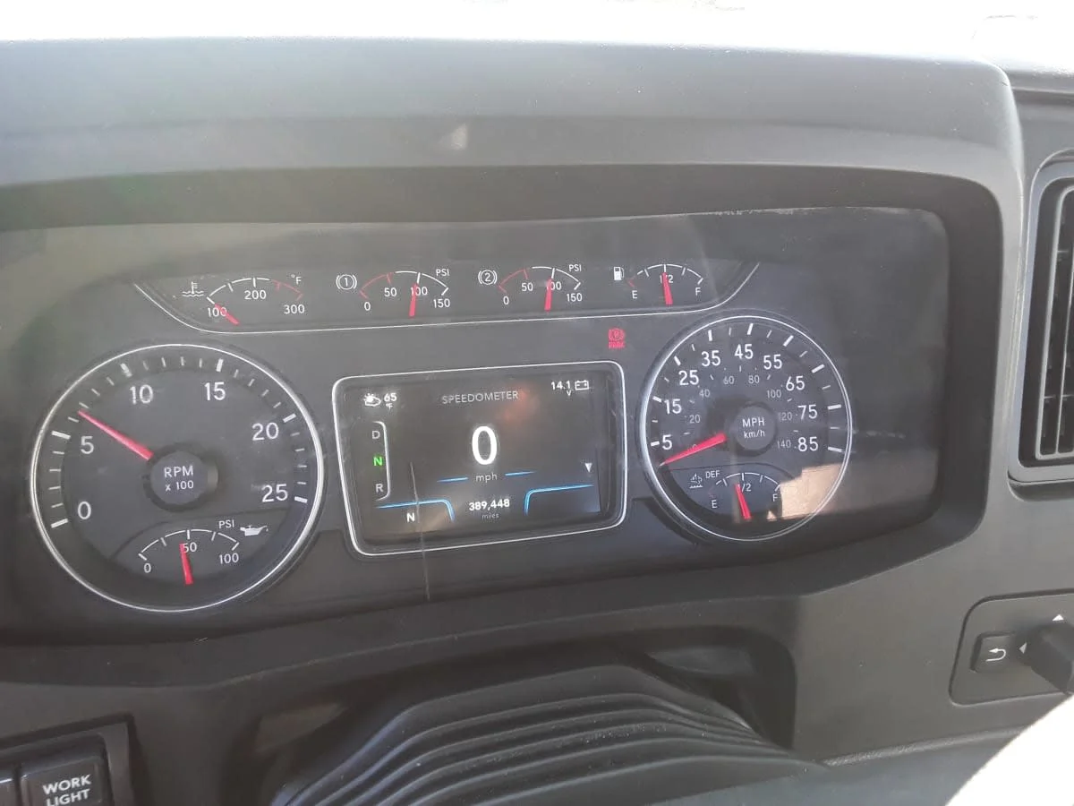 2019 International LT - image 9