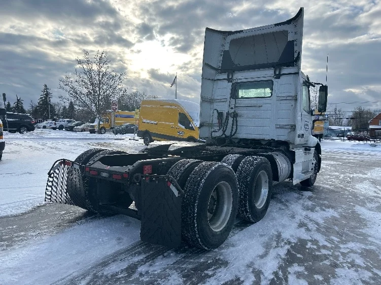 2020 Volvo VNR 640 in Buffalo, NY — photo 7