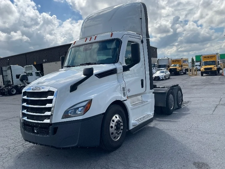 2022 Freightliner Cascadia in Harrisburg, PA — photo 3
