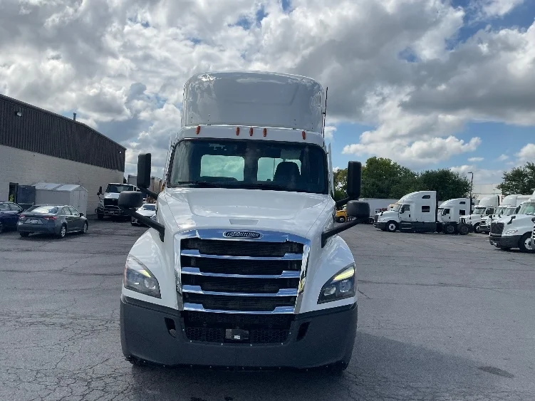 2022 Freightliner Cascadia in Harrisburg, PA — photo 2