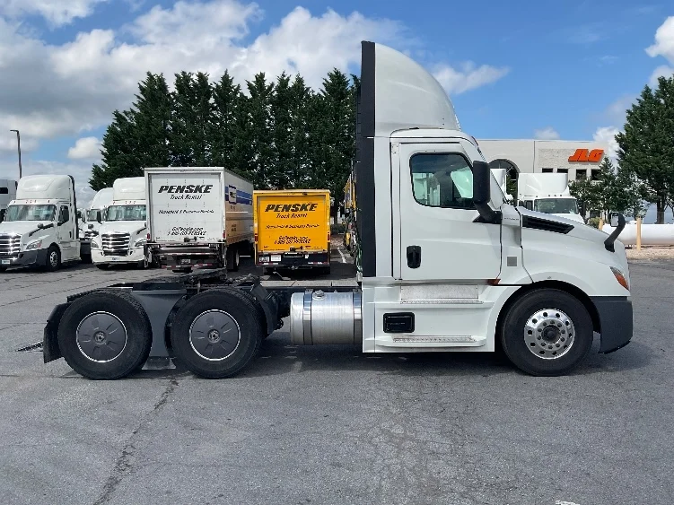 2022 Freightliner Cascadia in Harrisburg, PA — photo 8