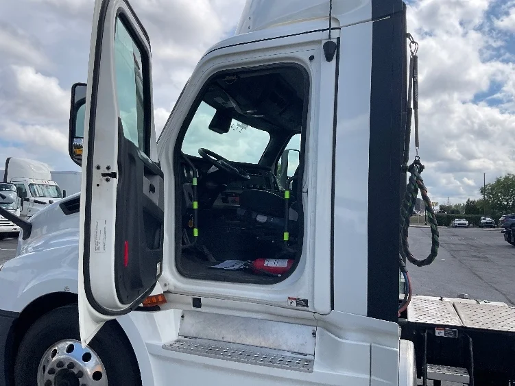 2022 Freightliner Cascadia in Harrisburg, PA — photo 9
