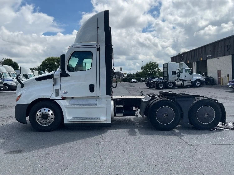 2022 Freightliner Cascadia in Harrisburg, PA — photo 4