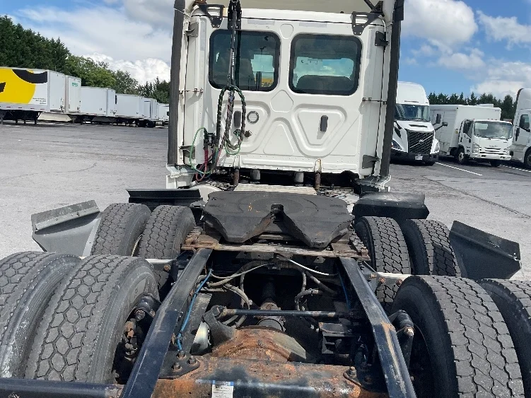 2022 Freightliner Cascadia in Harrisburg, PA — photo 6