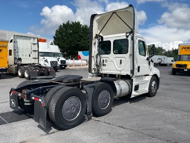 2022 Freightliner Cascadia in Harrisburg, PA — photo 7
