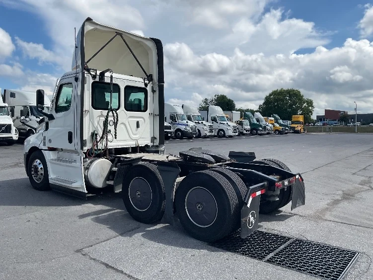 2022 Freightliner Cascadia in Harrisburg, PA — photo 5