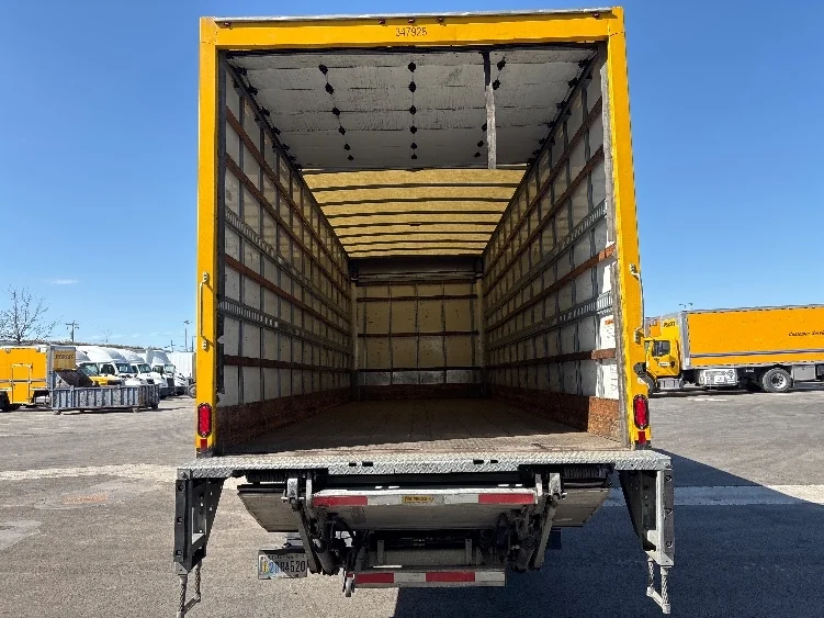 2020 Hino 338 - image 8