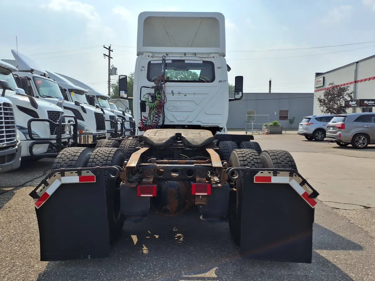 2019 International LT in Minneapolis, MN — photo 5