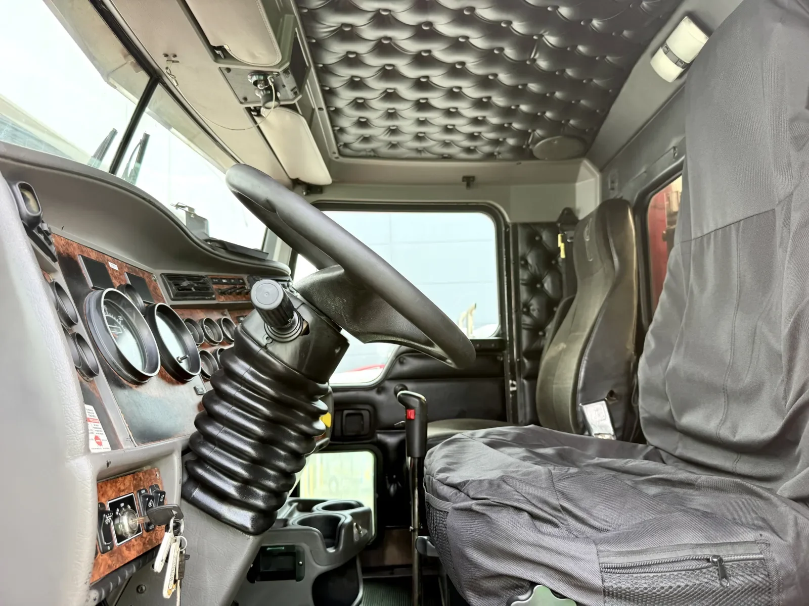 2005 Kenworth T800 in New Lenox, IL — photo 14