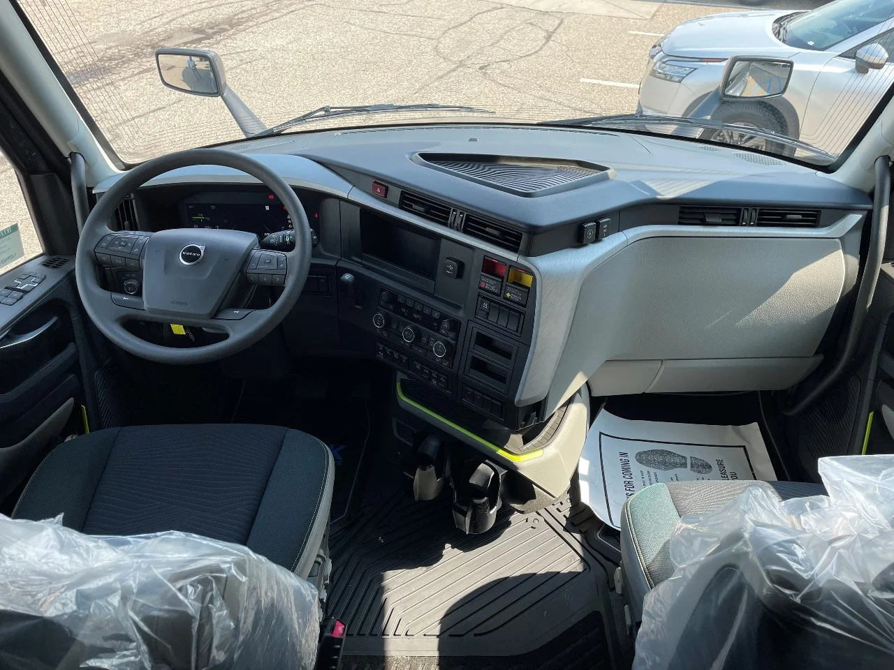 2026 Volvo VNL 860 in Byron Center, MI — photo 8