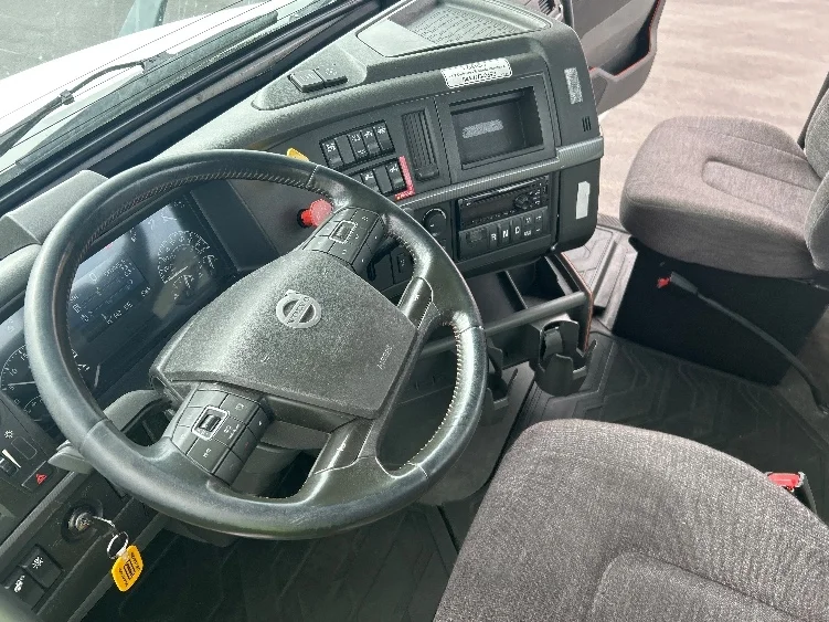 2021 Volvo VNR 640 - image 10